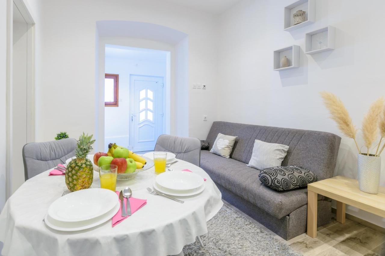 Charming Apartment In Town Center Pula Buitenkant foto