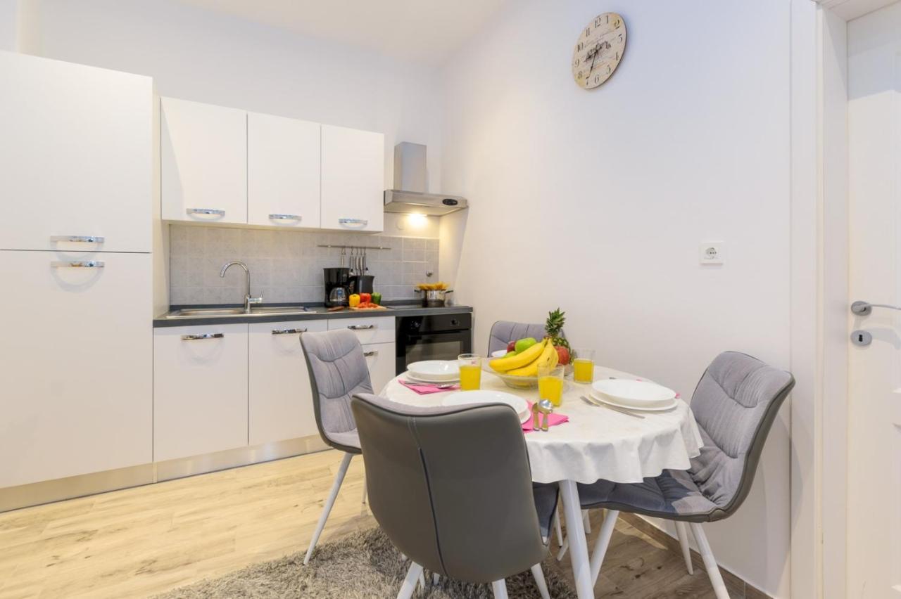 Charming Apartment In Town Center Pula Buitenkant foto