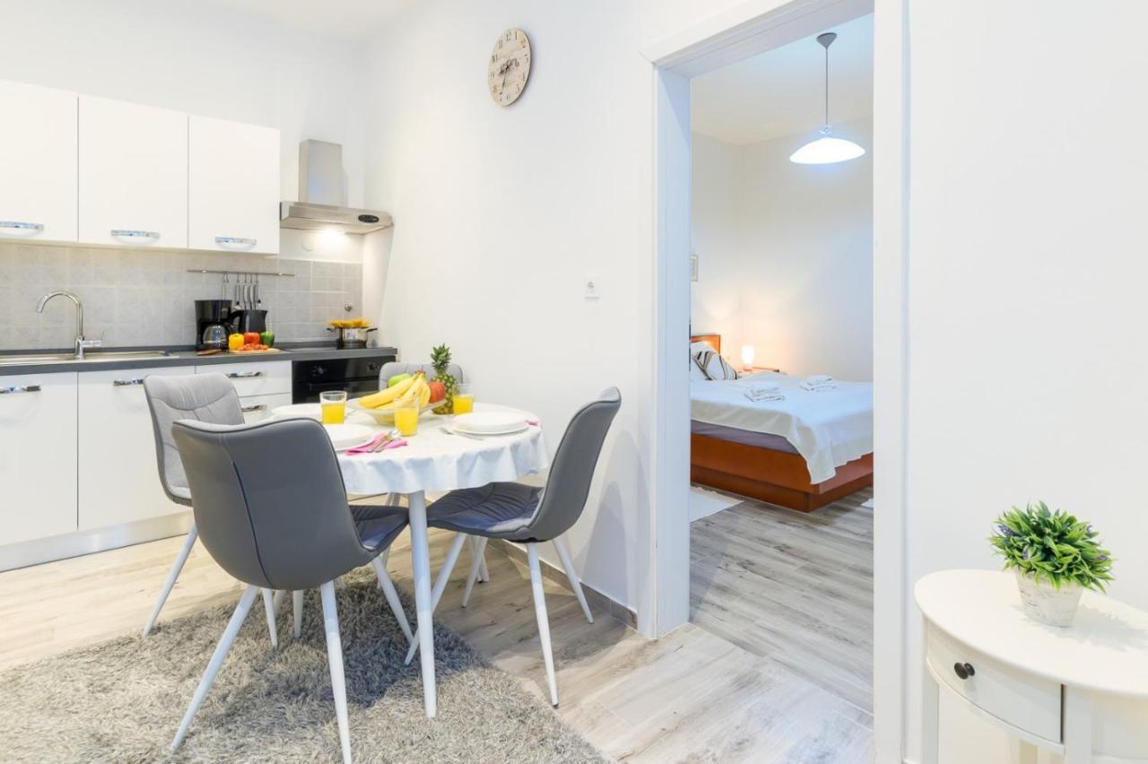 Charming Apartment In Town Center Pula Buitenkant foto