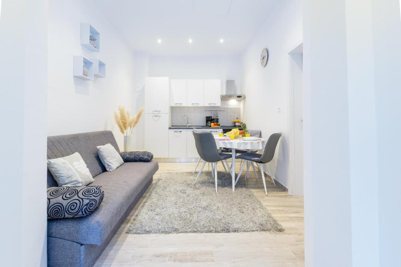 Charming Apartment In Town Center Pula Buitenkant foto
